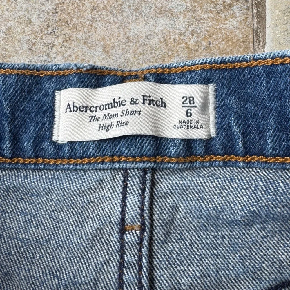 Abercrombie & Fitch The‎ Mom Short High Rise 2.25